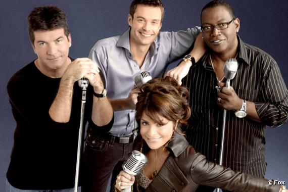 Ryan Seacrest, présentateur d'American Idol (au centre), entouré des jurés Simon Cowell, Paula Abdul et Randy Jackson