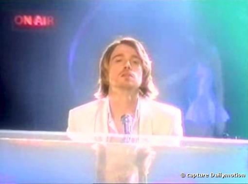 Julien Doré dans le clip des "Figures Imposées"
