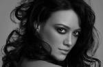 Clip : "Reach Out", Hilary Duff reprend Depeche Mode
