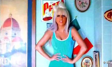 Lady GaGa dans le clip de "Eh Eh (Nothing Else I Can Say)"