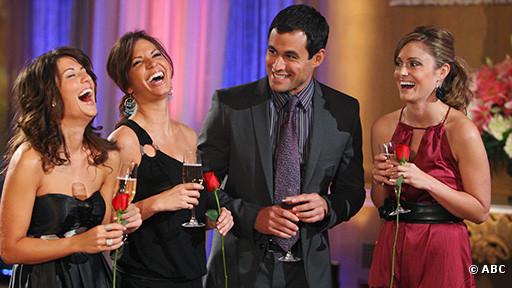Le Bachelor 2009 Jason Mesnick, entouré de trois prétendantes