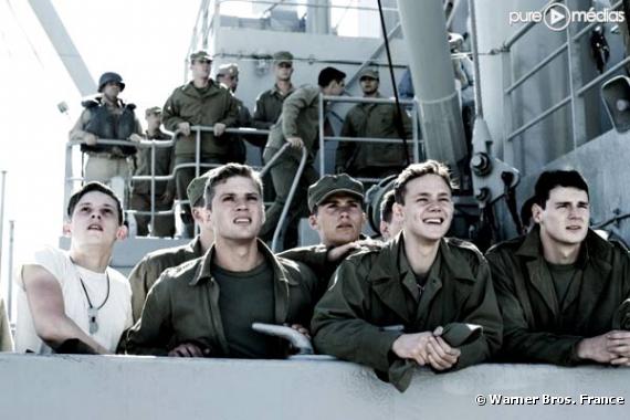 Jamie Bell, Ryan Phillippe, Scott Reeves, Joseph Cross et Ben Walker dans "Mémoires de nos pères".