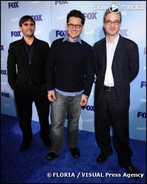 Les deux futurs scénaristes du remake d Hawaii, Police D Etat, Roberto Orci et Alex Kurtzman, aux côtés de J.J. Abrams.