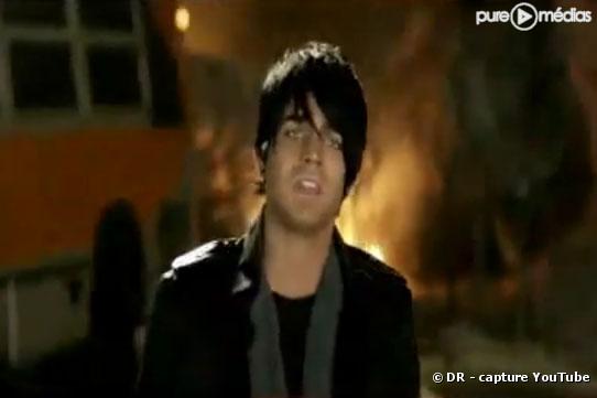 Adam Lambert dans le clip de "Time for Miracles"