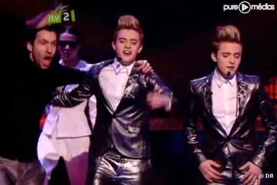 Calvin Harris (à gauche), aux côtés de John & Edward sur le plateau de "The X Factor"
