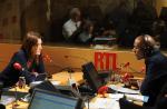 En direct sur RTL, Carla Bruni s'estime "prise en otage" par les questions d'Harry Roselmack (son)