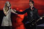 Clip : David Hallyday et Laura Smet "se font peur"