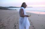Clip : pour son retour, Philippe Katerine a la "banane"