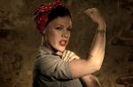 Clip : Pink toujours déjantée dans "Raise Your Glass"