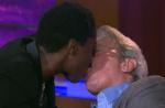 Une humoriste embrasse goulument Alain Delon dans "Ce soir avec Arthur" (vidéo)