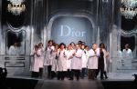 Dior présente la dernière collection de Galliano tout en condamnant ses "propos intolérables"