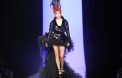 Mylène Farmer défile pour Jean-Paul Gaultier.