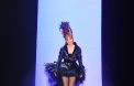 Mylène Farmer défile pour Jean-Paul Gaultier.