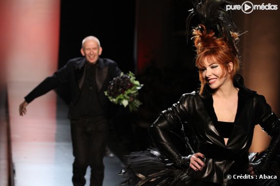 Mylène Farmer défile pour Jean-Paul Gaultier.