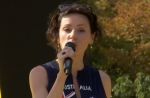 Zapping : Tina Arena chante l'hymne australien à l'arrivée du Tour de France