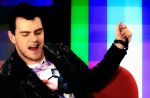 Clip : Matthew Raymond Barker (X-Factor) abuse du fond vert dans "Trash"