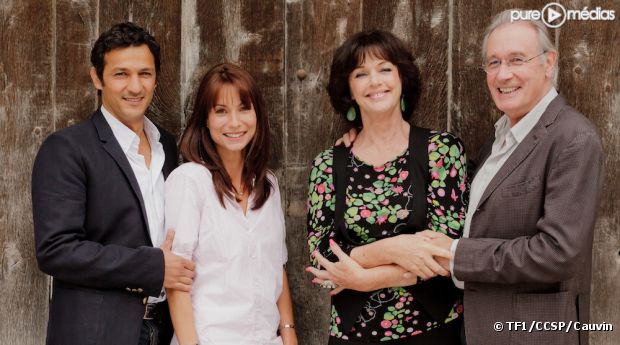 Kamel Belghazi, Jennifer Lauret, Anny Duperey et Bernard Le Coq dans "Une Famille formidable"
