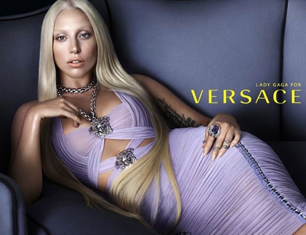 Lady Gaga, nouvelle égérie Versace.