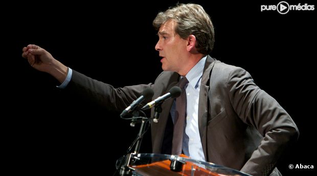 Arnaud Montebourg dément vouloir interdire la télé-réalité.