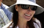 Carla Bruni-Sarkozy prend le métro... déguisée !