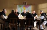 Programme TV : "Des hommes et des dieux" passent "Une journée en enfer"