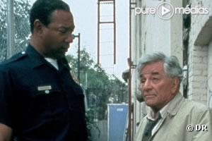 Columbo (Peter Falk) mène l'enquête