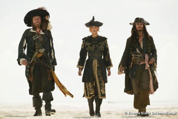 Geoffrey Rush, Keira Knightley et Johnny Depp dans "Pirates des Caraïbes, jusqu'au bout du monde".