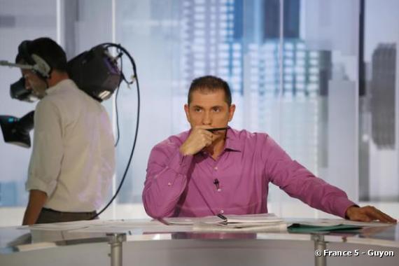Yves Calvi présente "C dans l'air" sur France 5