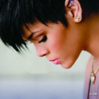 Rihanna sur la pochette de "Take a Bow"
