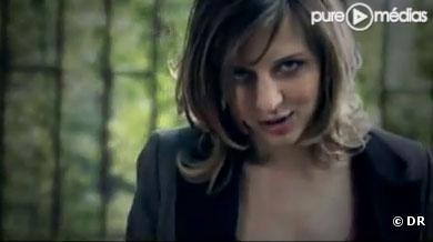 Amandine Bourgeois dans son premier clip