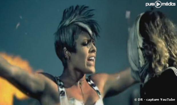 Pink dans le clip de "Funhouse"