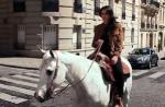 Clip : Camelia Jordana se prend pour "Calamity Jane"