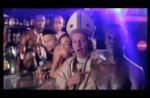 Clip : Philippe Katerine en évêque entouré de danseurs sexy