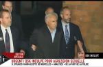 DSK quitte le commissariat menotté