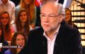 Laurent Joffrin découvre le contenu d'un article paru dans son hebdomadaire face à Yann Barthès, sur Canal+