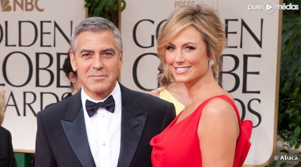 George Clooney et Stacey Keibler sur le tapis rouge des Golden Globes 2012