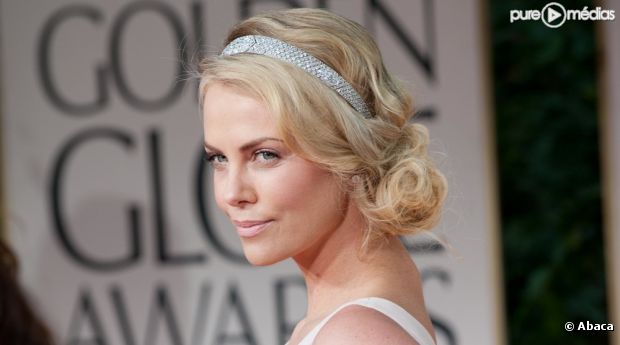 Charlize Theron sur le tapis rouge des Golden Globes 2012