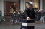 Pub : Une chaîne hollandaise plonge les passants dans un happening spectaculaire