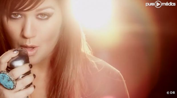 Kelly Clarkson dans le clip de "Stronger"