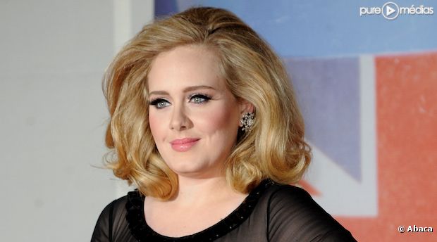 Adele sur le tapis rouge des Brit Awards 2012