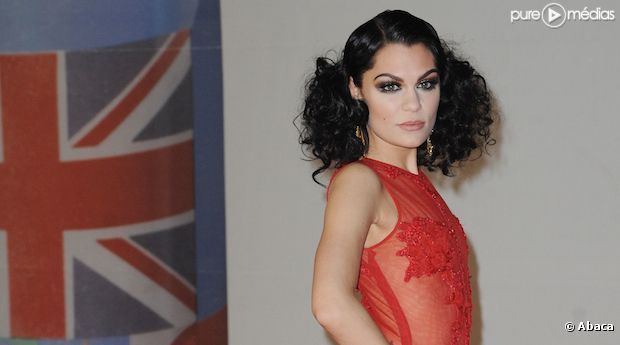 Jessie J sur le tapis rouge des Brit Awards 2012