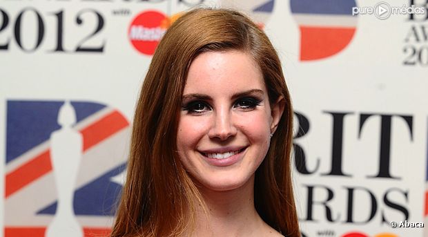 Lana Del Rey sur le tapis rouge des Brit Awards 2012