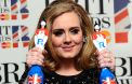 Adele sur le tapis rouge des Brit Awards 2012