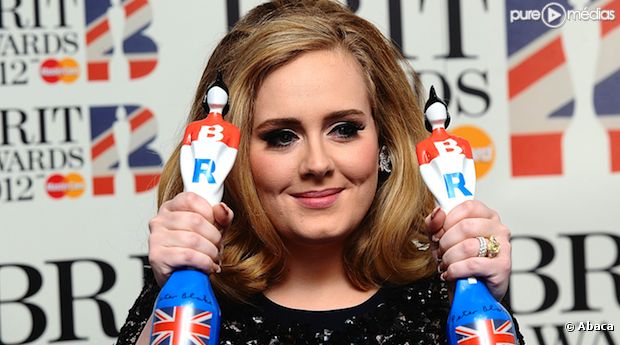 Adele sur le tapis rouge des Brit Awards 2012