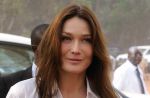 Closer publie une photo de Carla Bruni-Sarkozy déguisée dans la rue