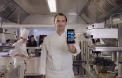 Cyril Lignac et Florent Manaudou présente leur portable dans une pub pour Windows Phone.