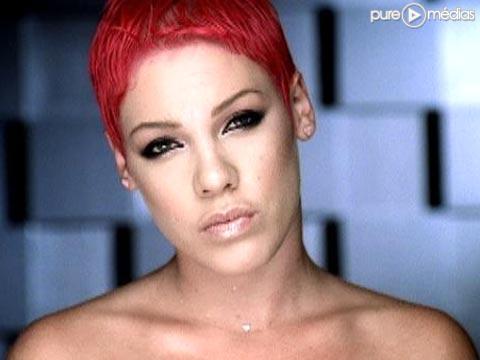 Pink dans le clip de "There U Go"