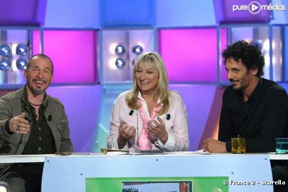 Christine Bravo entourée de Florent Pagny et Tomer Sisley sur le plateau de "On a tout essayé... même sans le patron"