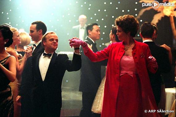 Toby Jones et Sigourney Weaver dans "Scandaleusement célèbre".