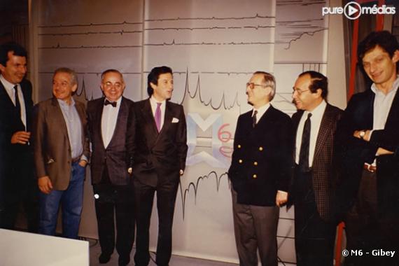 Le lancement de M6 le 1er mars 1987. De gauche à droite : Jean Stock (directeur des programmes), Martin Karmitz, Jacques Rigaud, Jean Drucker (président de M6), Jérôme Monod, Gérard Worms, Nicolas de Tavernost